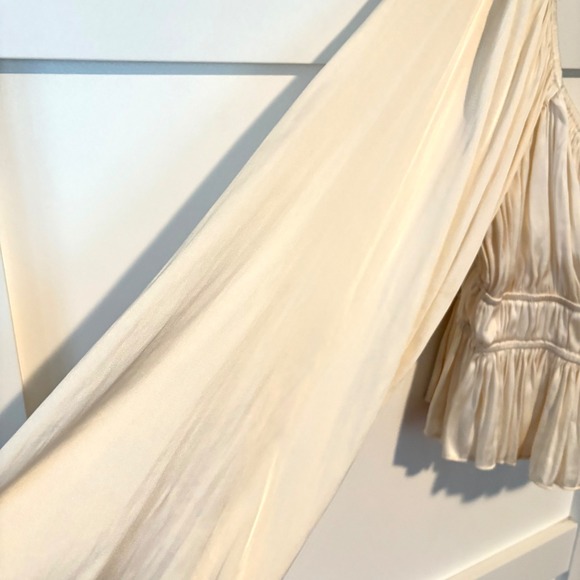 Lulu's Women Cream Satiny Milkmaid Off the Shoulder Top in Size S - Picture 6 of 11